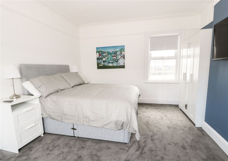 One of the 6 bedrooms (photo 3) at 51 Trinity Avenue, Llandudno