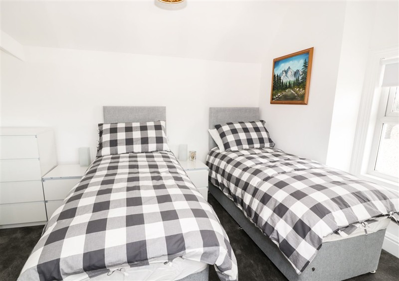 One of the 6 bedrooms (photo 4) at 51 Trinity Avenue, Llandudno
