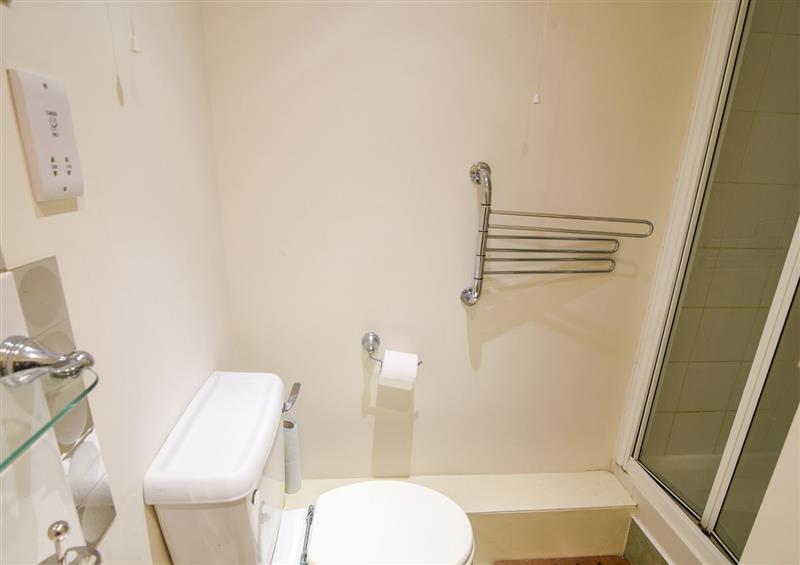 The bathroom at 52 Fernhill Heights, Charmouth