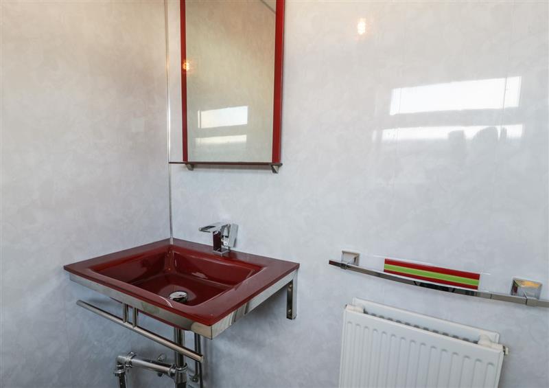 The bathroom at 56 High Street, Cemaes Bay