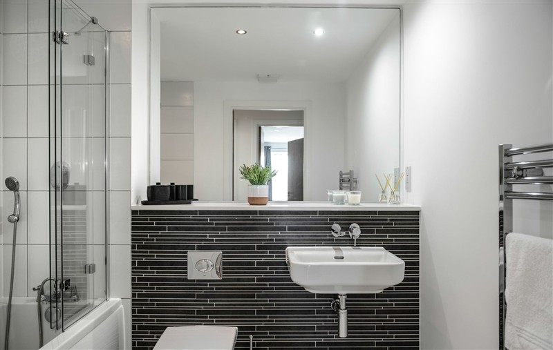 The bathroom (photo 2) at 6 Azure, Cornwall