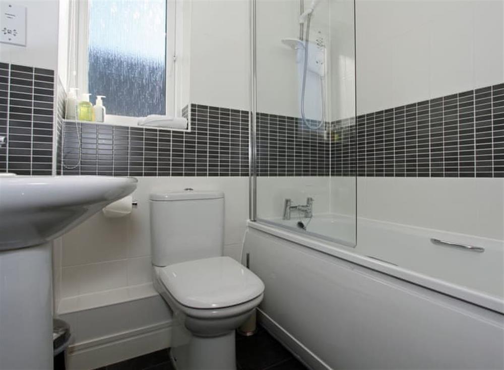 Bathroom at 6 Jubilee Close in North Cornwall, Padstow & Wadebridge