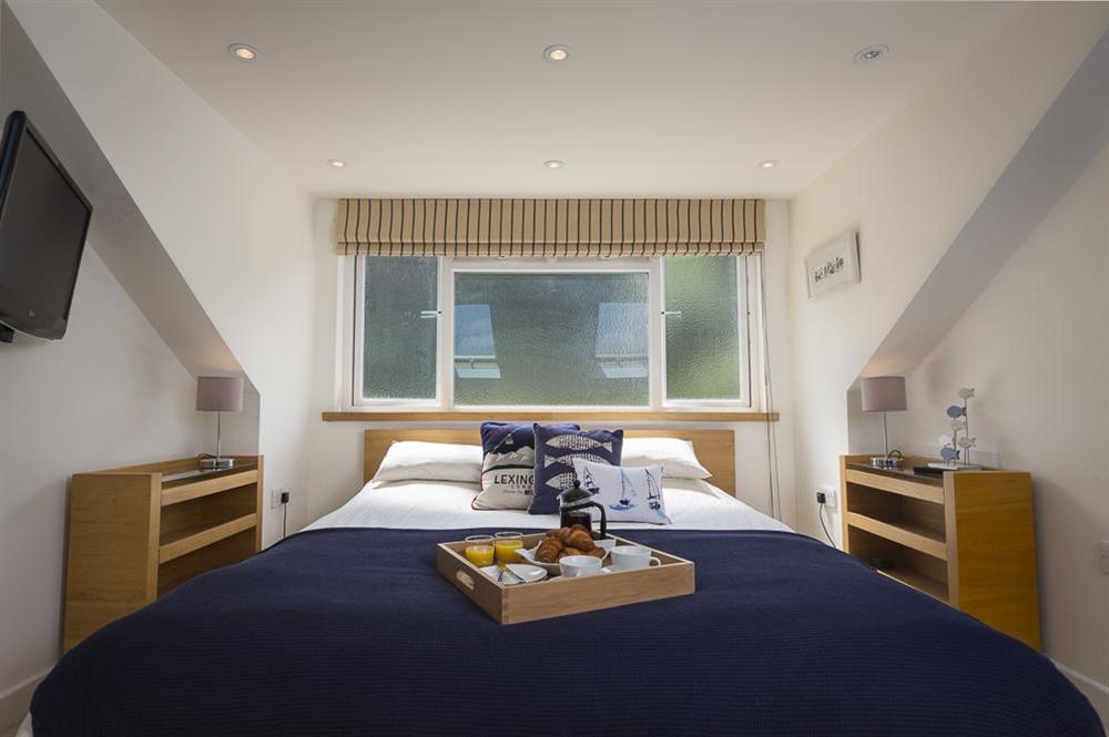 Open plan en suite bedroom with super-King size bed (photo 2) at 6 Knowle Court in , Salcombe