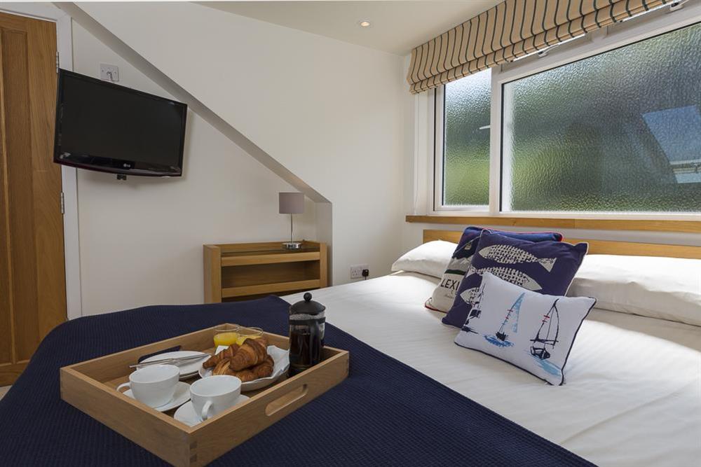 Open plan en suite bedroom with super-King size bed (photo 3) at 6 Knowle Court in , Salcombe