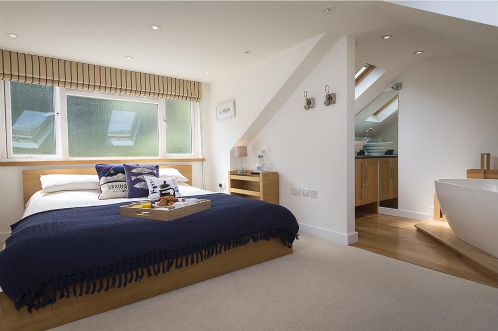 Open plan en suite bedroom with super-King size bed at 6 Knowle Court in , Salcombe