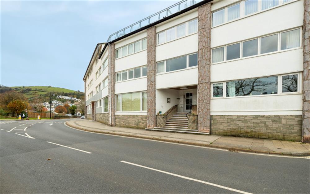 Lee Court, Ideally located a stone's throw from all the shops and restaurants in Dartmouth.
