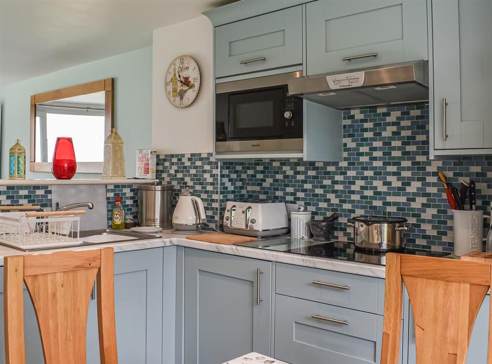 Kitchen/diner (photo 3) at 6 Manor Villa in Whitecross, near Newquay, Cornwall