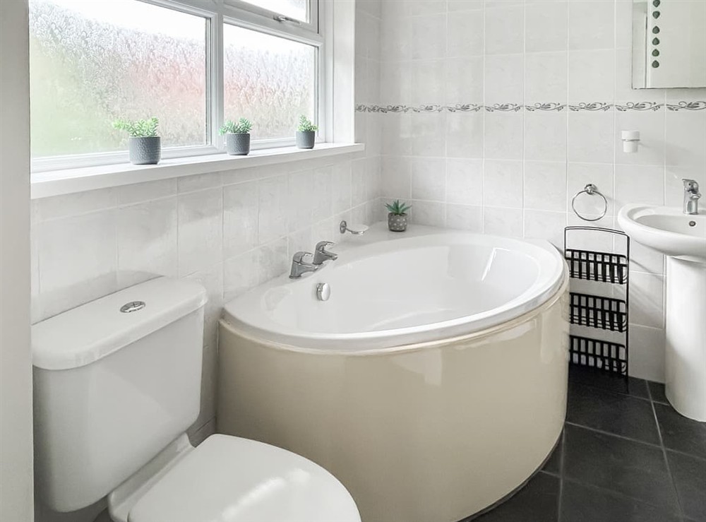 Bathroom at 6 The Cove in Mullion, Cornwall