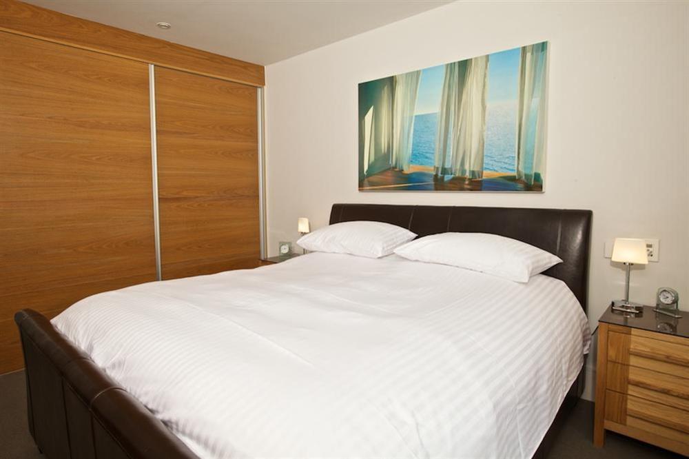 En suite master bedroom at 7 Dart Marina in Sandquay Road, Dartmouth