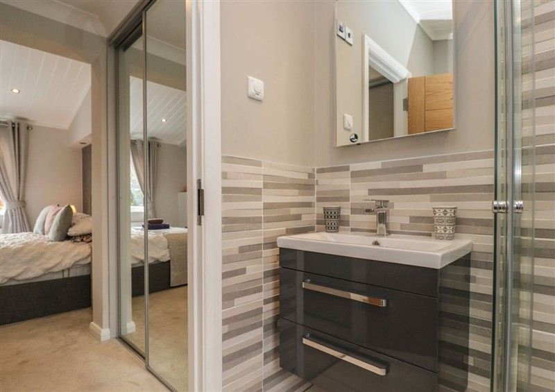 The bathroom at 7 Lake View, Windermere