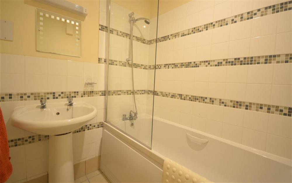 The bathroom with shower over bath at 7 Rock Towers in Looe