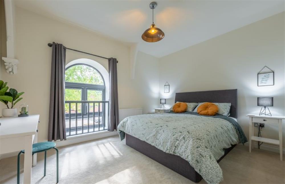 First floor: Master bedroom with king-size bed at 7 Swan Court, Fakenham