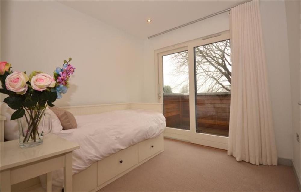 The single bedroom with day bed at 7 Talland in Talland Bay