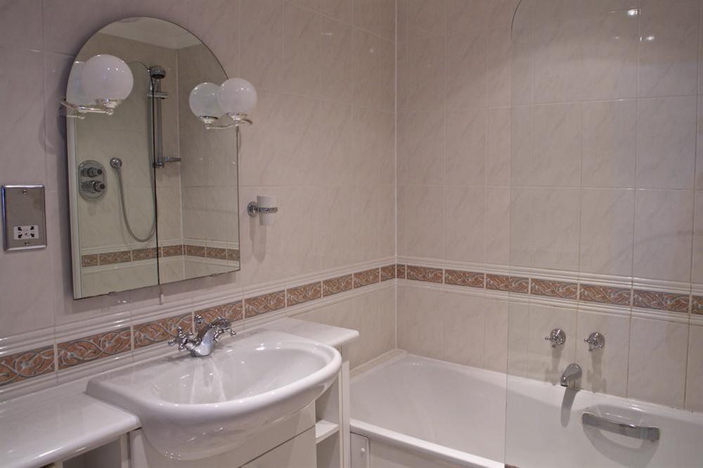 Family Bathroom (photo 2) at 7 Thurlestone Rock Apartments in , Kingsbridge