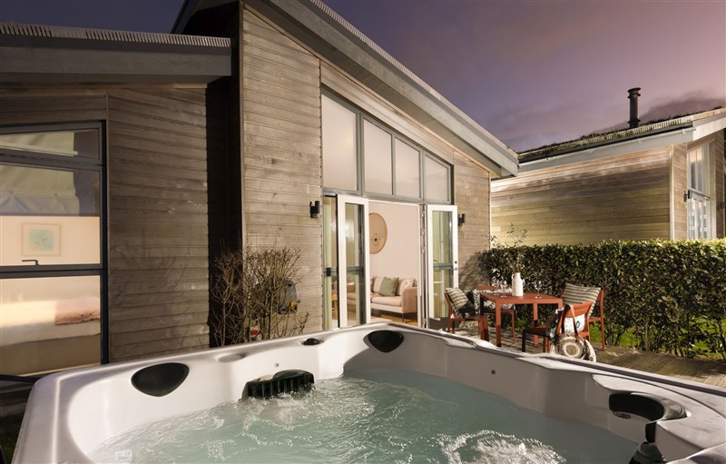 The hot tub at 71 Una, Cornwall