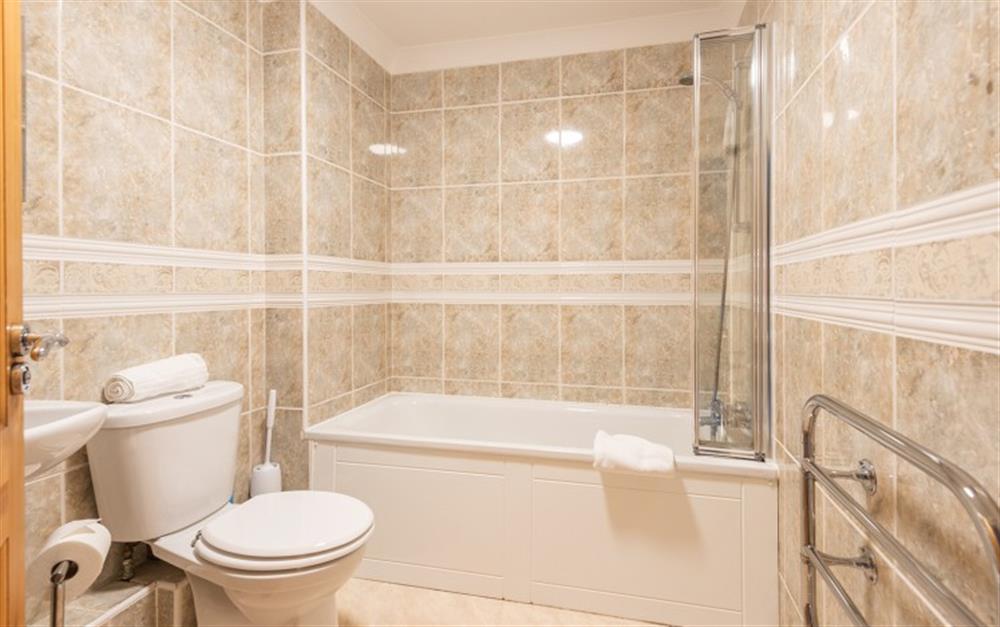 The family bathroom with an additional shower over the bath at 73 Upper Barn in Maenporth