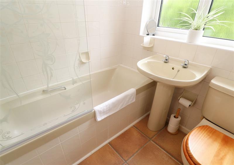 The bathroom at 8 Bowjey Terrace, Newlyn