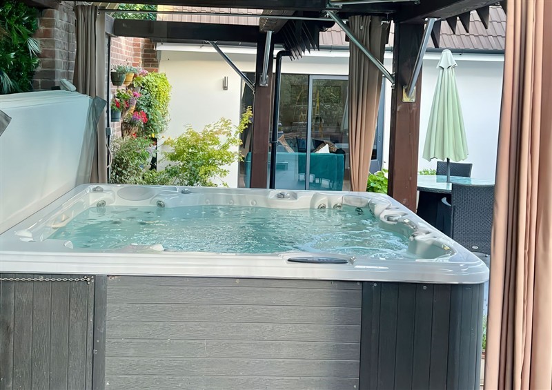 The hot tub at 8 Church Road, Ferndown
