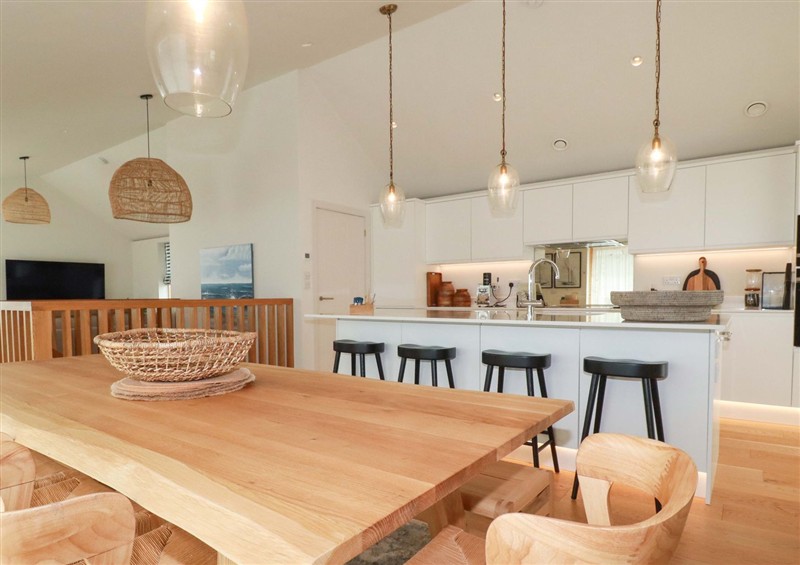 The dining area at 8 Karn Havos, St. Eval near Mawgan Porth