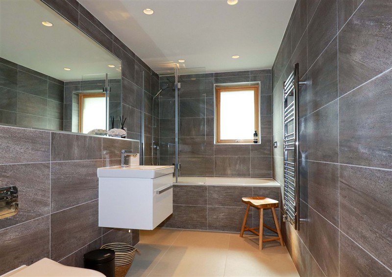 This is the bathroom at 8 Karn Havos, St. Eval near Mawgan Porth