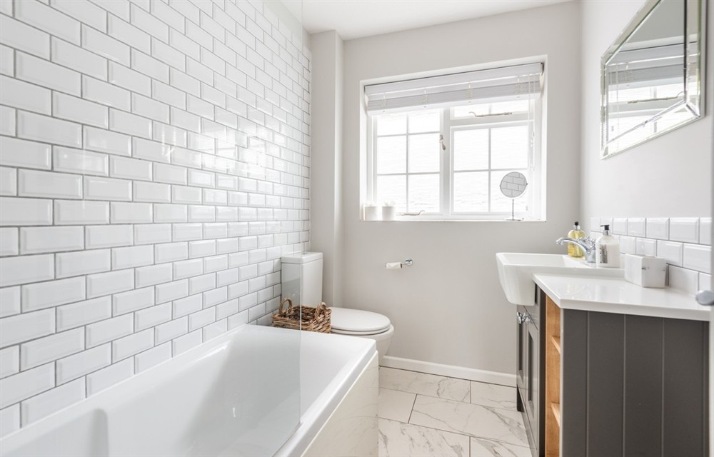 Bathroom at 8 Kings Cottages in Salcombe