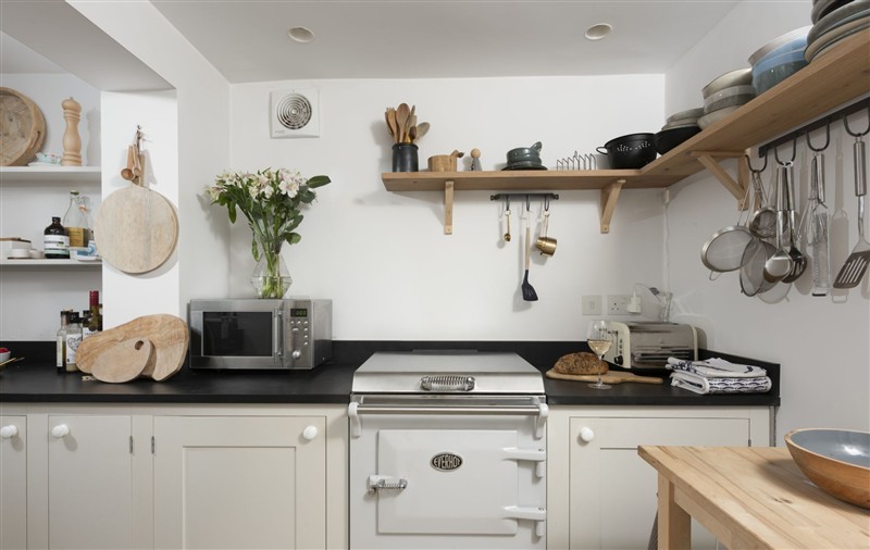 Kitchen (photo 2) at 8 Millpool, Cornwall