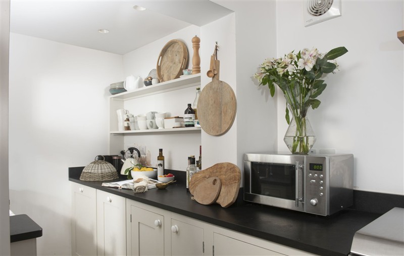 The kitchen at 8 Millpool, Cornwall