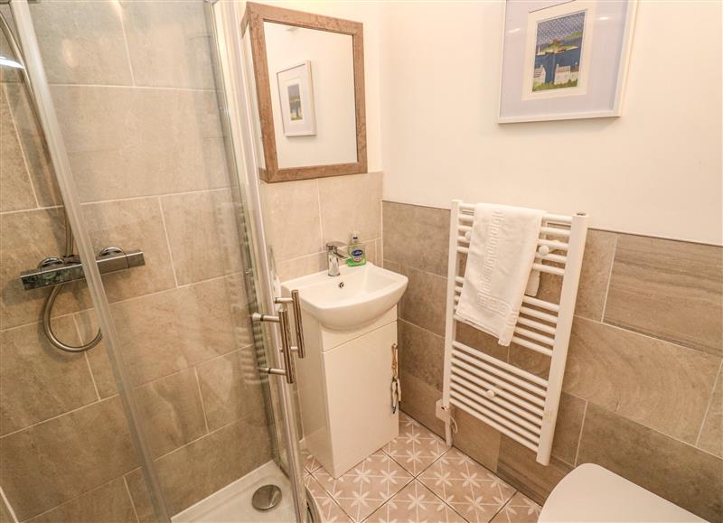 Bathroom at 8 Rosewall Cottages, St Ives