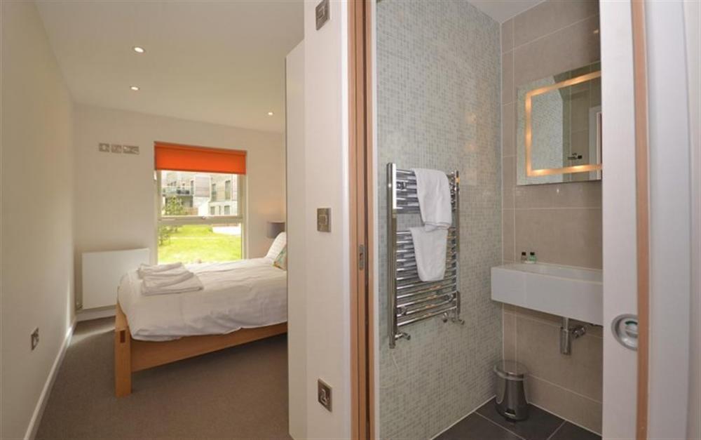 The first floor double bedroom, showing the en-suite at 8 Talland in Talland Bay