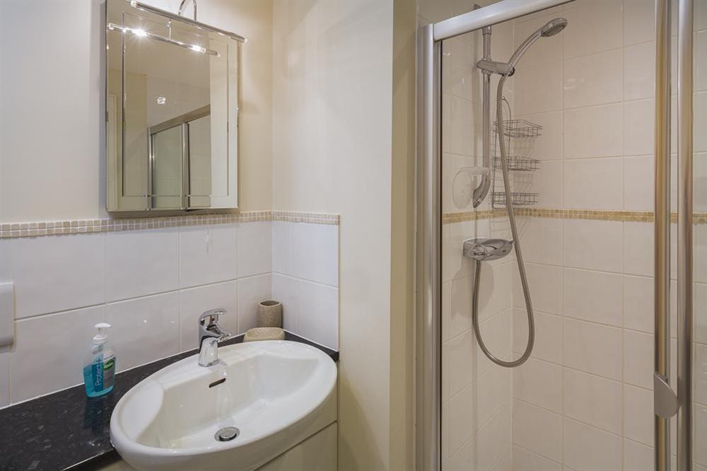 En suite bathroom at 8 Thurlestone Beach Apartments in Thurlestone, Nr Kingsbridge