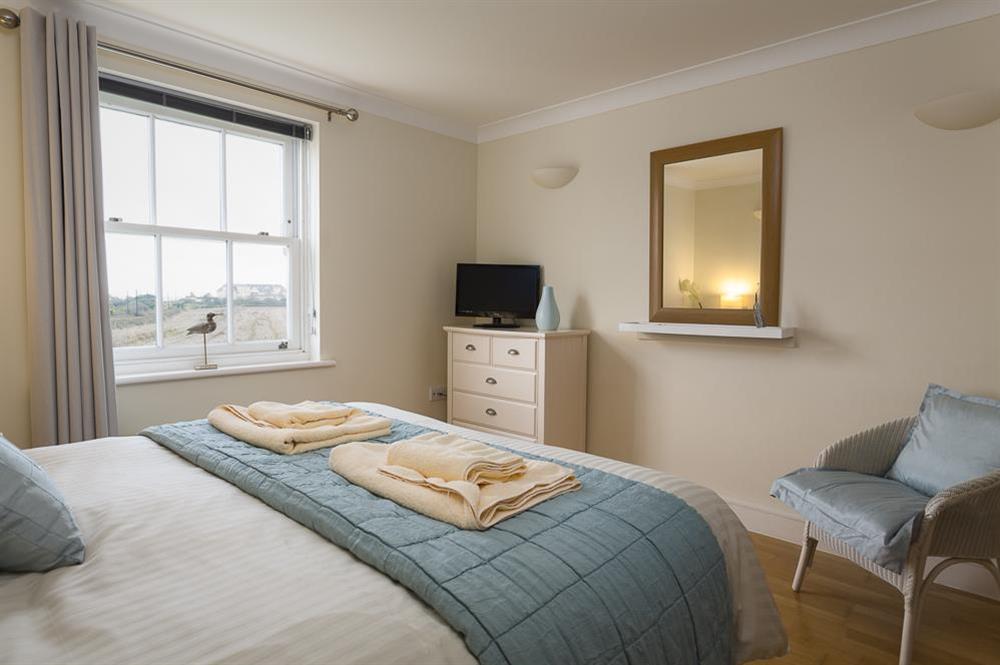 Master bedroom with en suite bathroom (photo 2) at 8 Thurlestone Beach Apartments in Thurlestone, Nr Kingsbridge