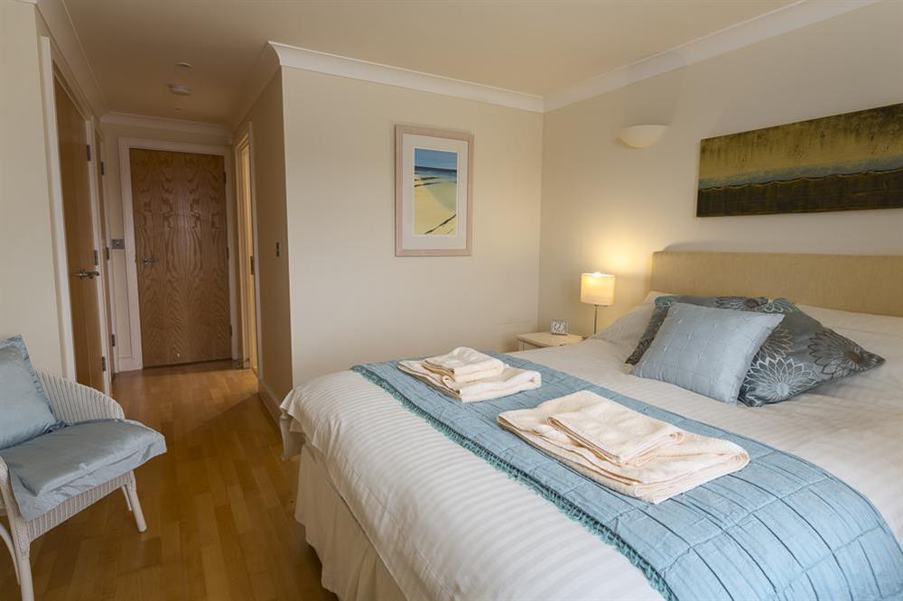 Master bedroom with en suite bathroom (photo 3) at 8 Thurlestone Beach Apartments in Thurlestone, Nr Kingsbridge