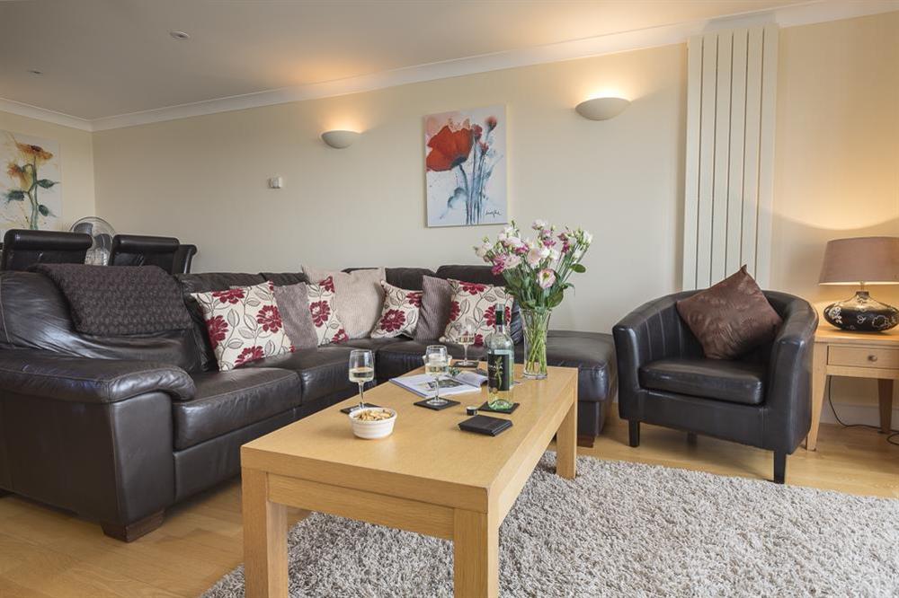 Spacious living area with L shaped sofa (photo 2) at 8 Thurlestone Beach Apartments in Thurlestone, Nr Kingsbridge