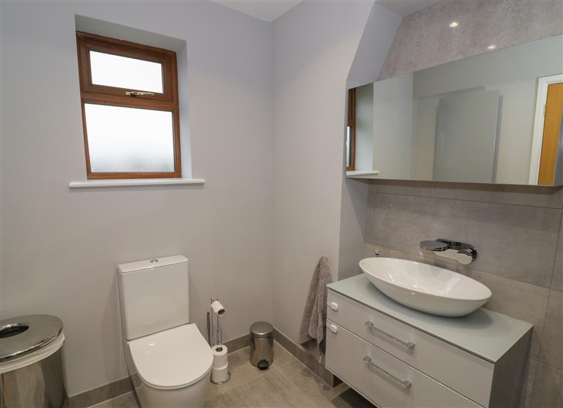Bathroom (photo 2) at 85A Braybrooke Road, Desborough