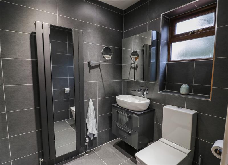 The bathroom (photo 2) at 85A Braybrooke Road, Desborough
