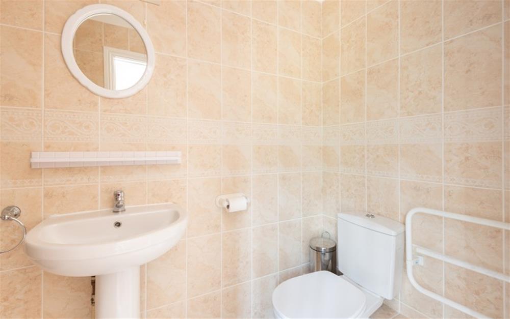 The downstairs shower room benefits from a second toilet at 88 Keepers Barn in Maenporth