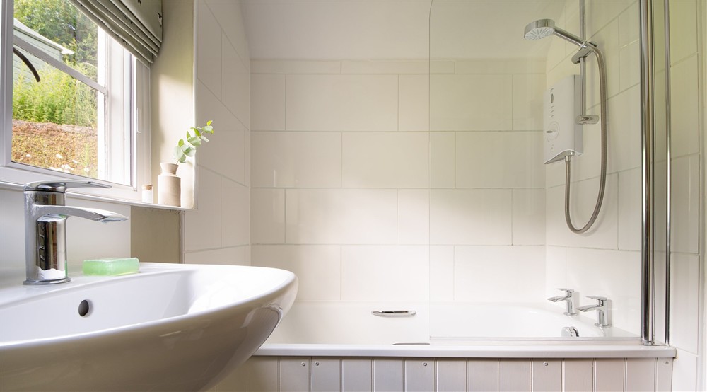 The bathroom with shower over bath at 9 Arlington Row in Cirencester, Gloucestershire