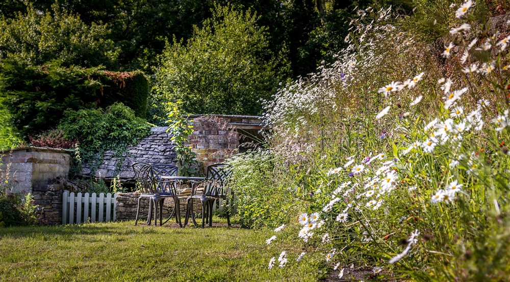The outdoor table and chairs at 9 Arlington Row in Cirencester, Gloucestershire