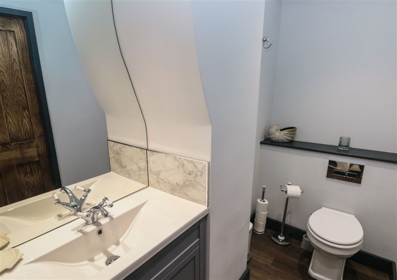 The bathroom (photo 2) at 9 Brython Place, Tenby