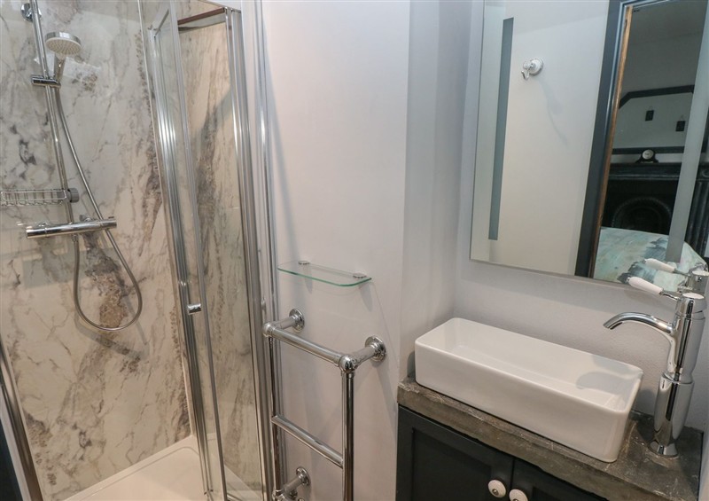 The bathroom (photo 3) at 9 Brython Place, Tenby