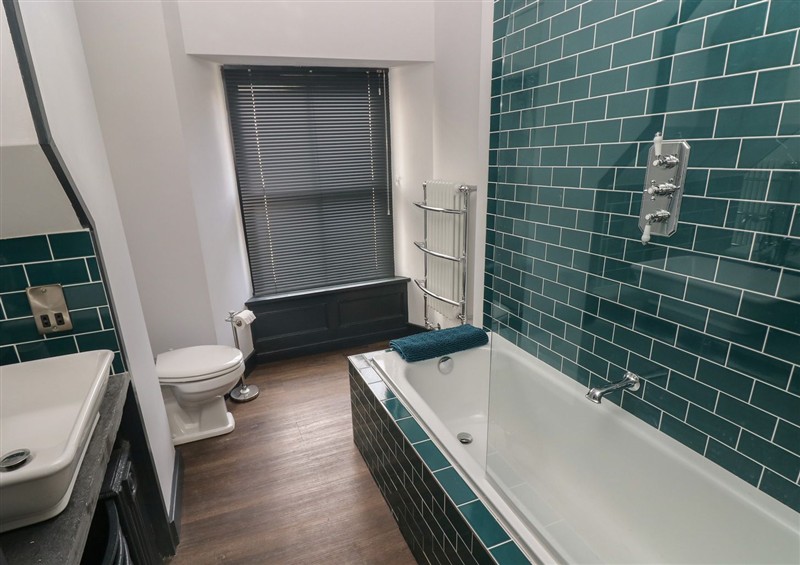 The bathroom at 9 Brython Place, Tenby