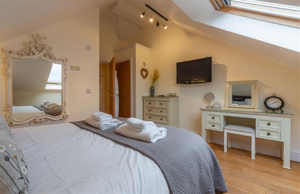 5’ King-size bed and televsion at 9 Fernhill Penthouse, Carbis Bay