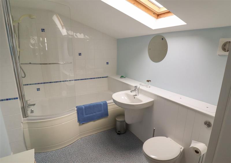 The bathroom at 9 Harefield Cottages, Lympstone