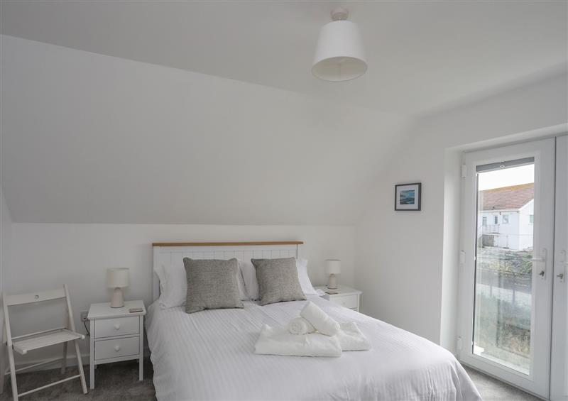 A bedroom in 9 Lon Y Dryw (photo 2) at 9 Lon Y Dryw, Trearddur Bay