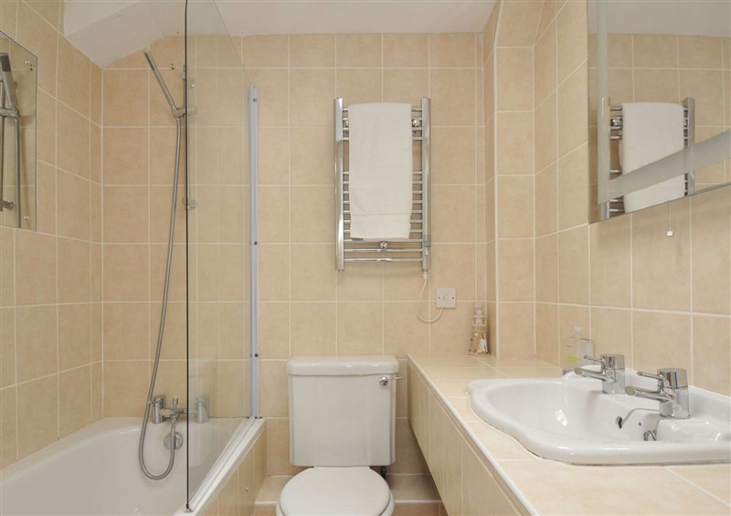 The bathroom (photo 2) at 9 Slipway Cottages, Rock