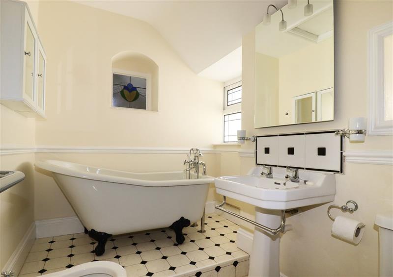 The bathroom at 99 Tower Road, Newquay