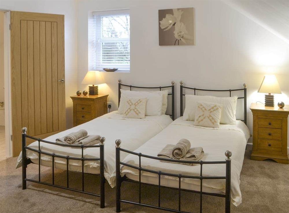 Good-sized en-suite twin bedroom at Abbey Cottage in Longhirst, near Morpeth, Northumberland