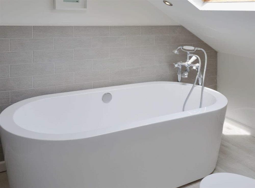 Contemporary standalsone bath in the en-suite