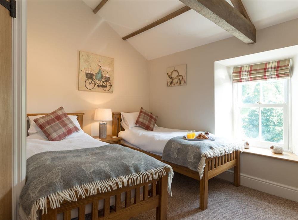 Good sized en-suite twin bedroom at Abrahams Cottage in Langthwaite, near Leyburn, North Yorkshire