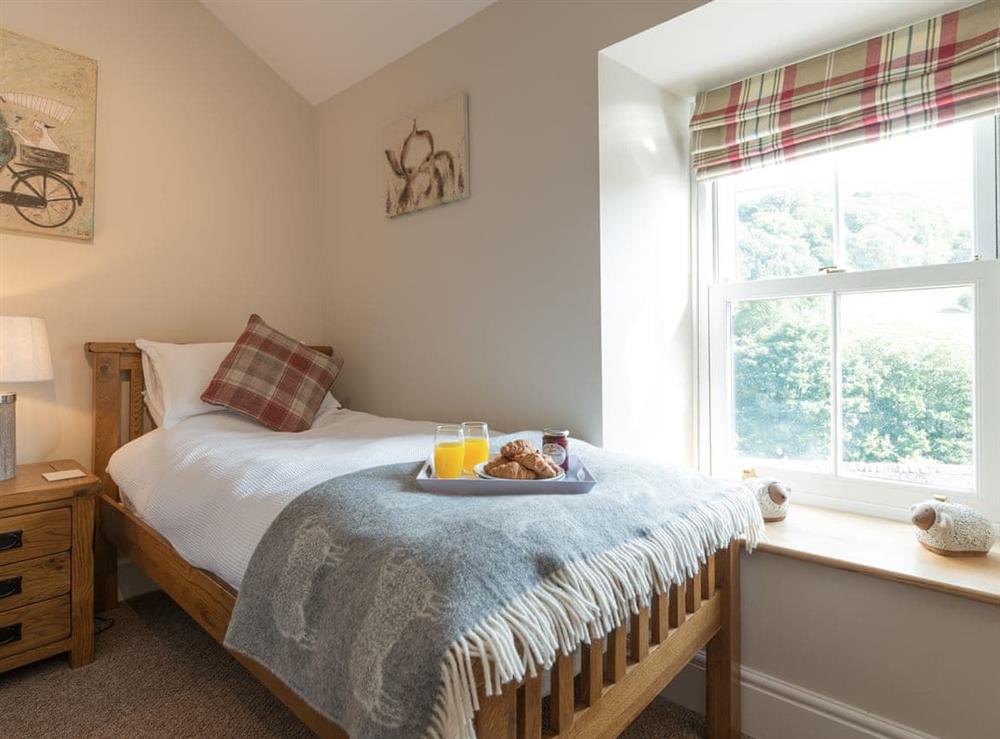 Light and airy en-suite twin bedroom at Abrahams Cottage in Langthwaite, near Leyburn, North Yorkshire